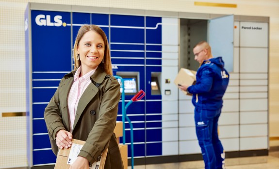 Kunde und Mitarbeiter an der PaketBox