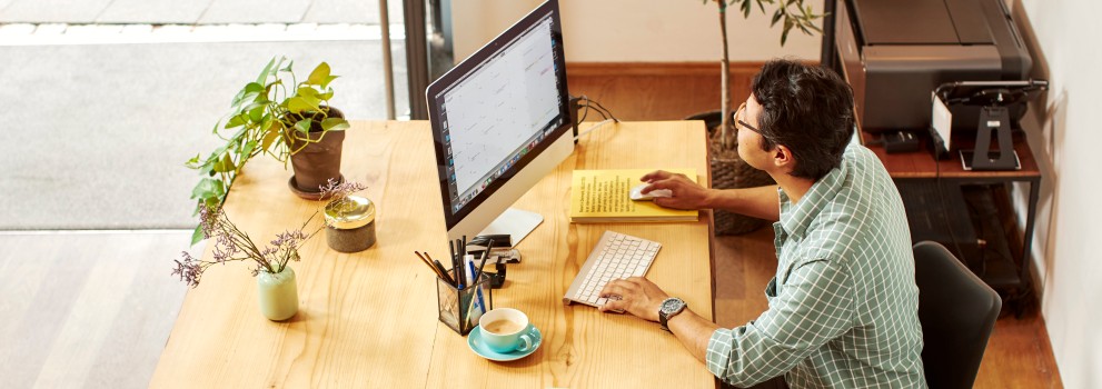 Mann am Schreibtisch mit Computer