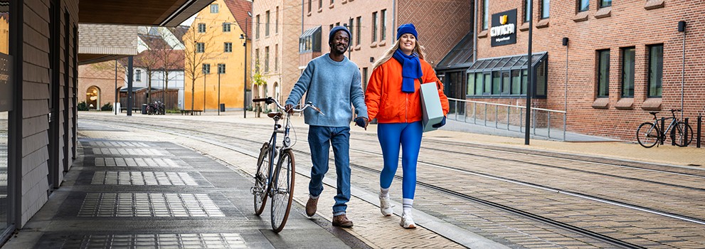 kvinde går med hund og pakke