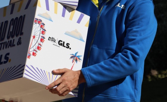 Sobres y cajas personalizados de GLS y Mad Cool Festival, packaging de marca para envíos y promoción