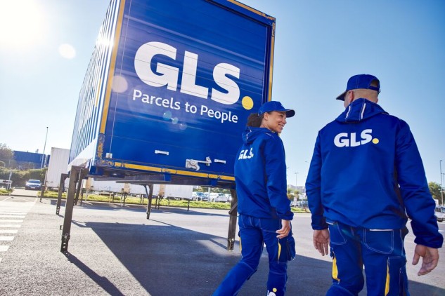Trabajadores de GLS junto a un camión de transporte de paquetes