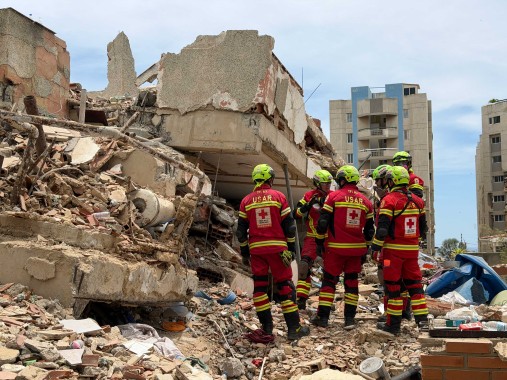 Personal de la Cruz Roja Venezolana despliega una camilla durante una intervención de emergencia tras los terremotos en Venezuela.