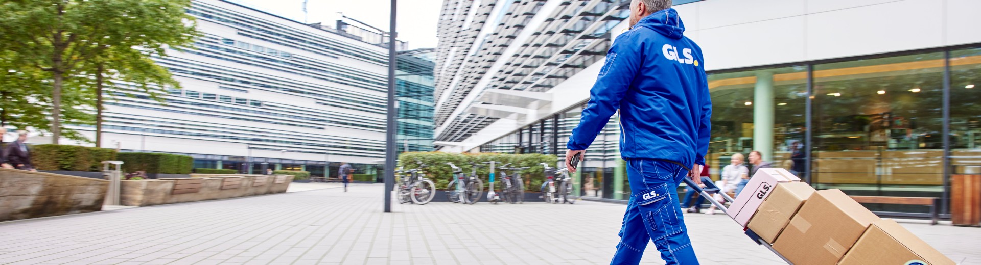 GLS-kuljettaja kuljettaa paketteja kaupungissa