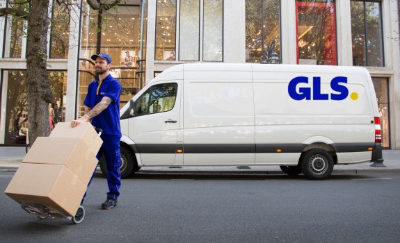  Deliveryman van city GLS logo