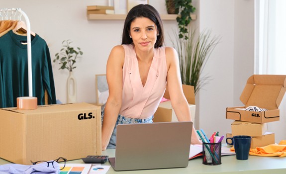 giovane commerciante con scatole GLS