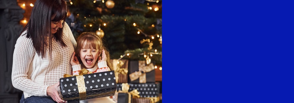 bambina apre i regali di Natale