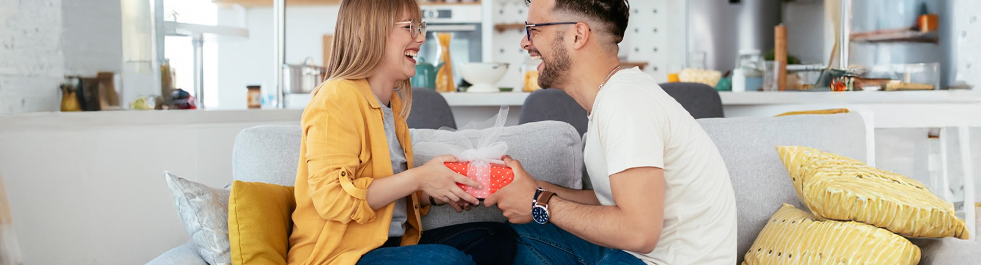 Coppia a San Valentino con in mano un regalo consegnato grazie a Shop Delivery