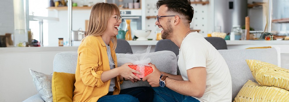 Coppia a San Valentino con in mano un regalo consegnato grazie a Shop Delivery