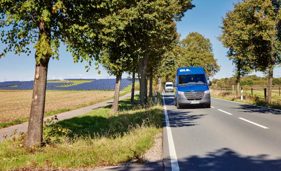 Bus kurierski na polskich drogach