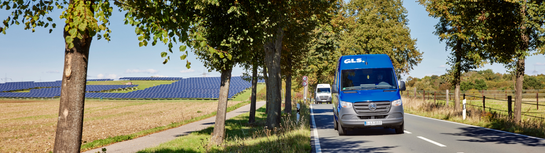Bus kurierski na polskich drogach